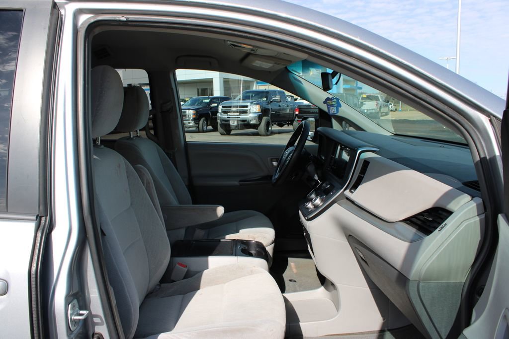 Used 2015 Toyota Sienna LE image 25