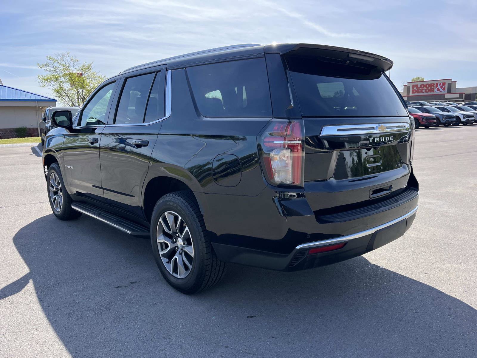 Used 2022 Chevrolet Tahoe LT w/ Luxury Package AWD/4WD image 7