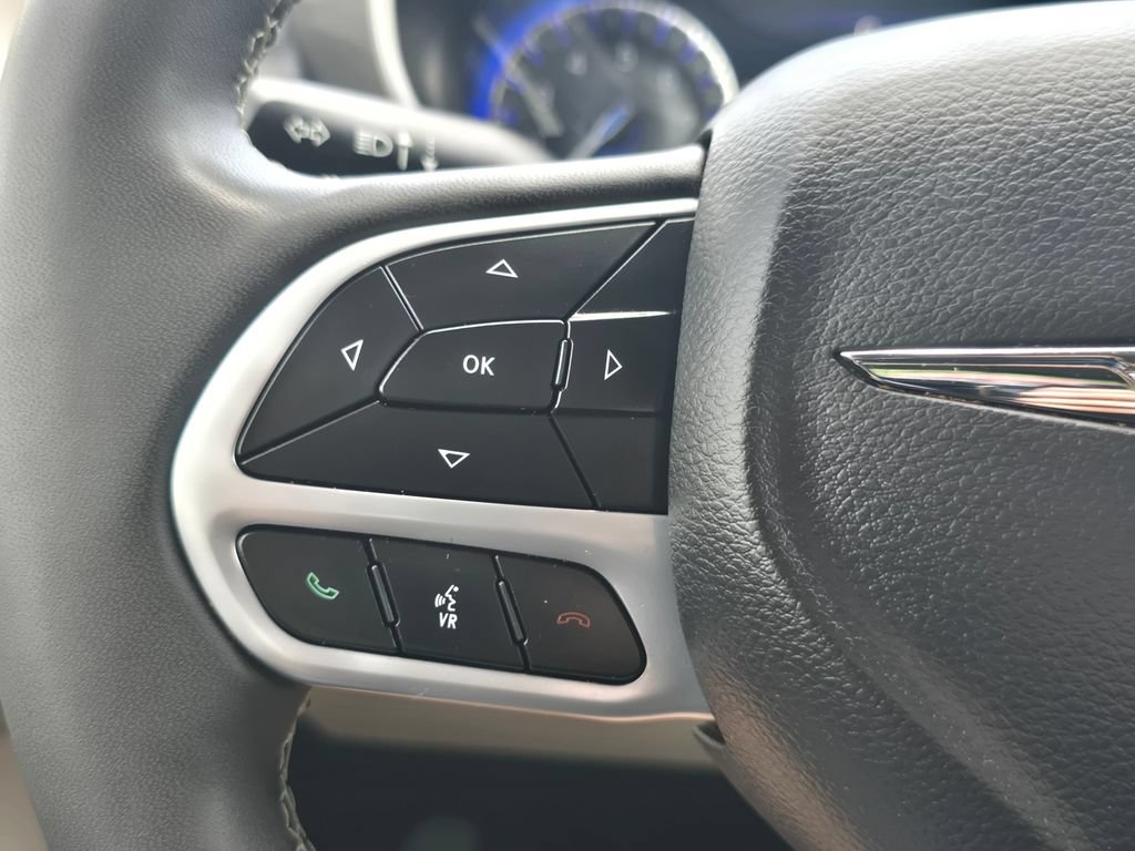 Used 2023 Chrysler Pacifica Touring-L FWD image 29