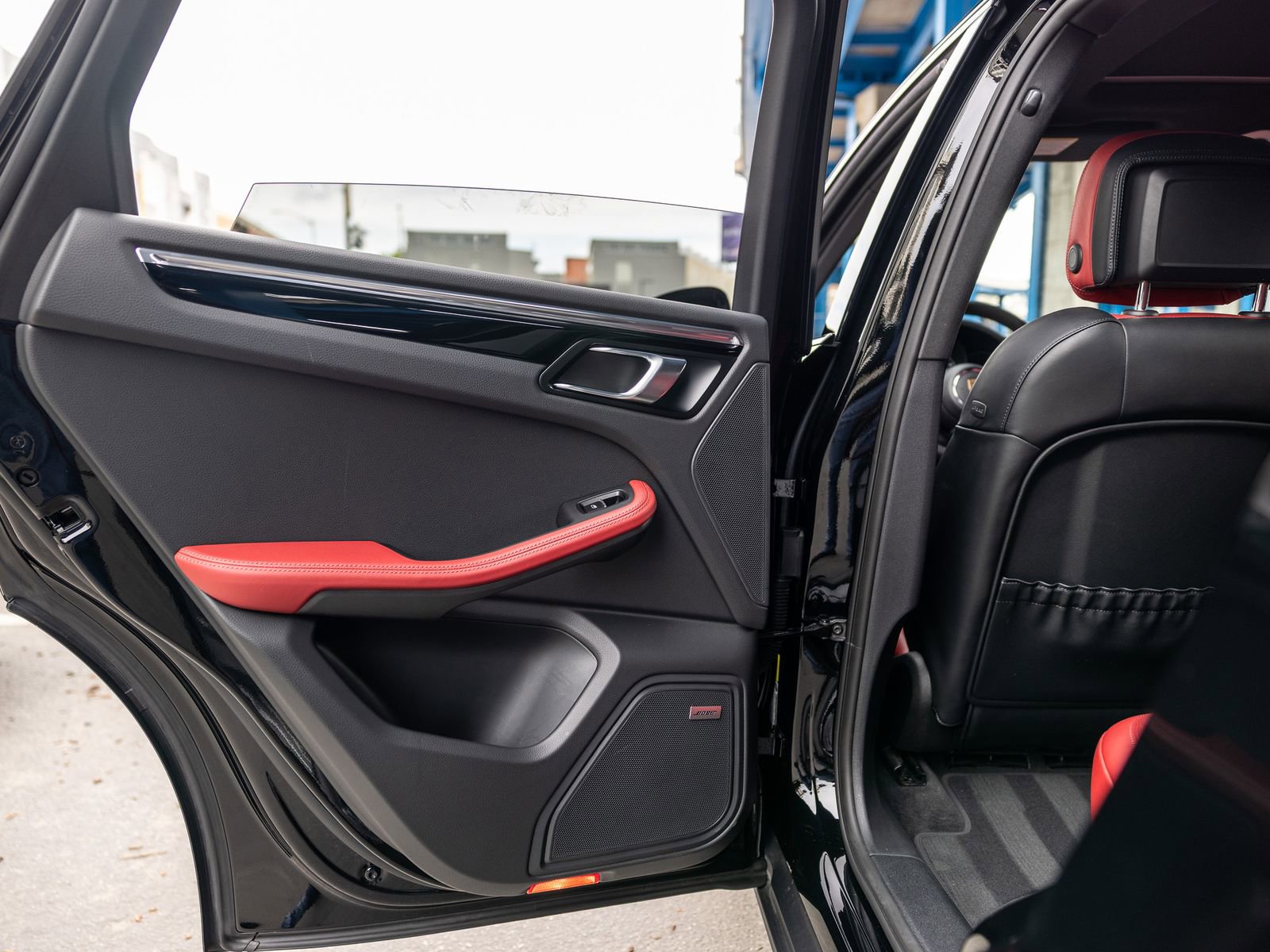 Certified 2025 Porsche Macan AWD/4WD image 39