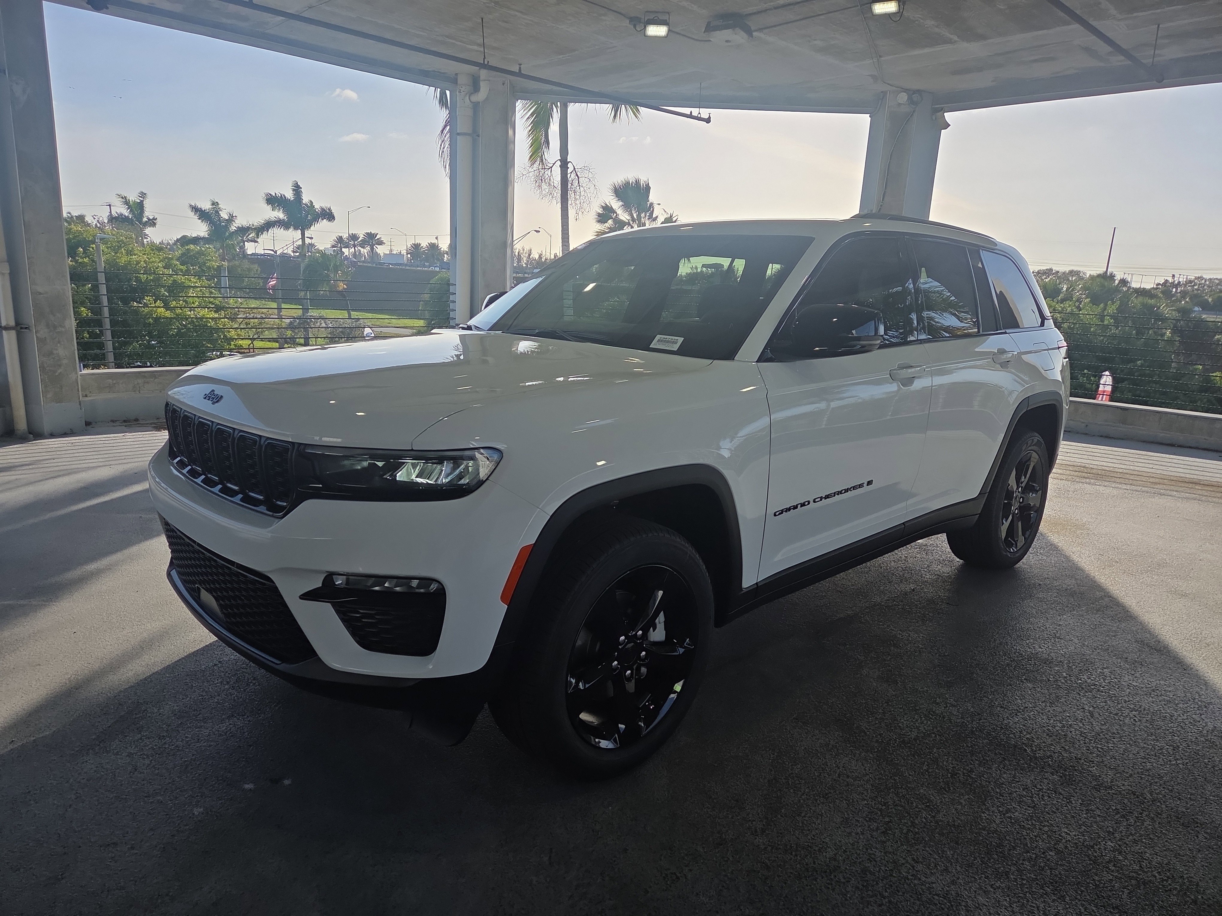 New 2025 Jeep Grand Cherokee Limited w/ Black Appearance Package image 9