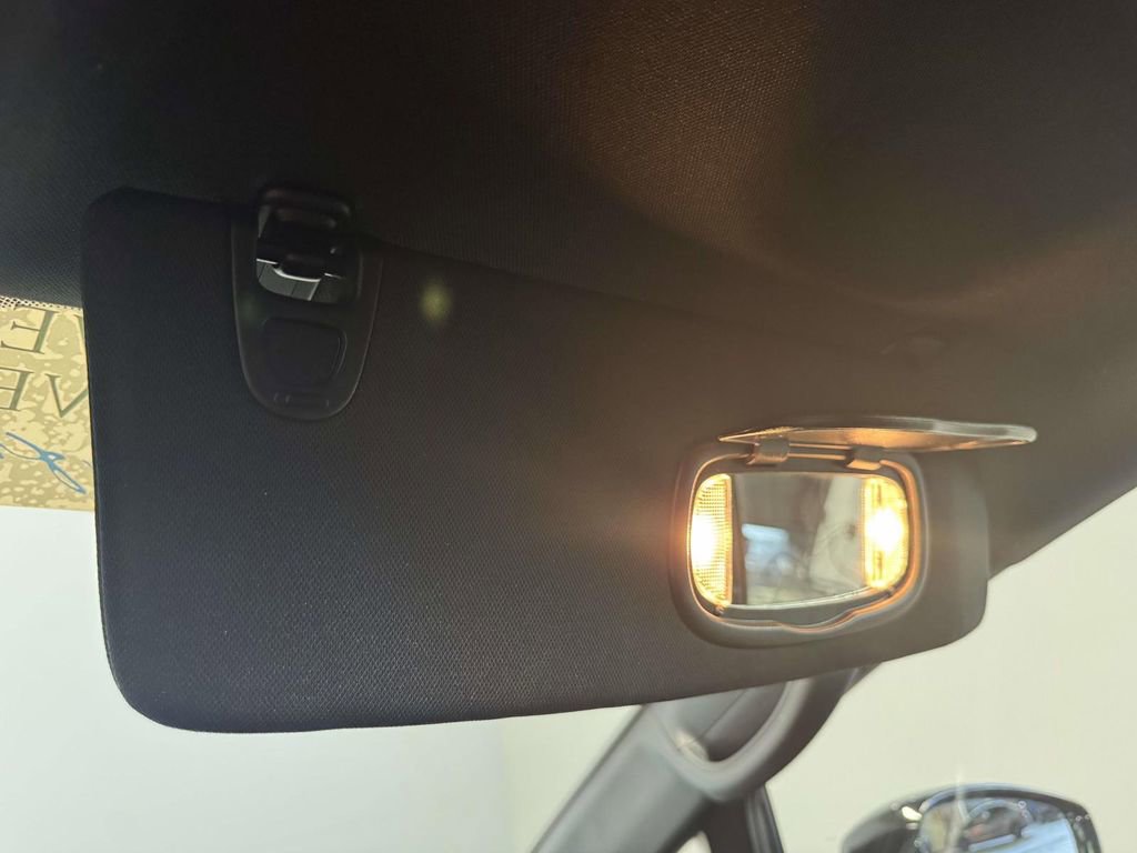 Used 2025 Chrysler Pacifica Select image 31