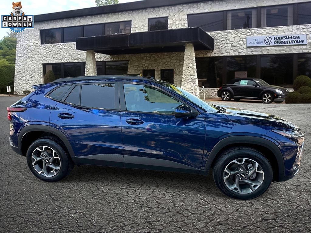 Used 2024 Chevrolet Trax LT w/ Sunroof Package FWD image 4