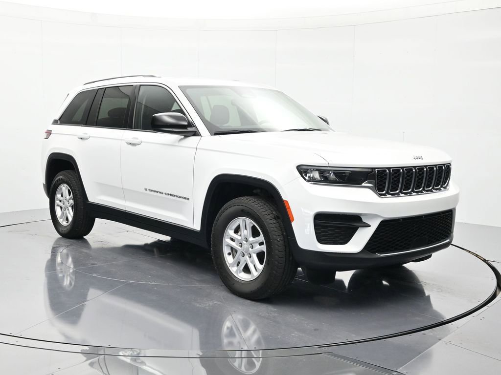 Used 2023 Jeep Grand Cherokee Laredo RWD image 3