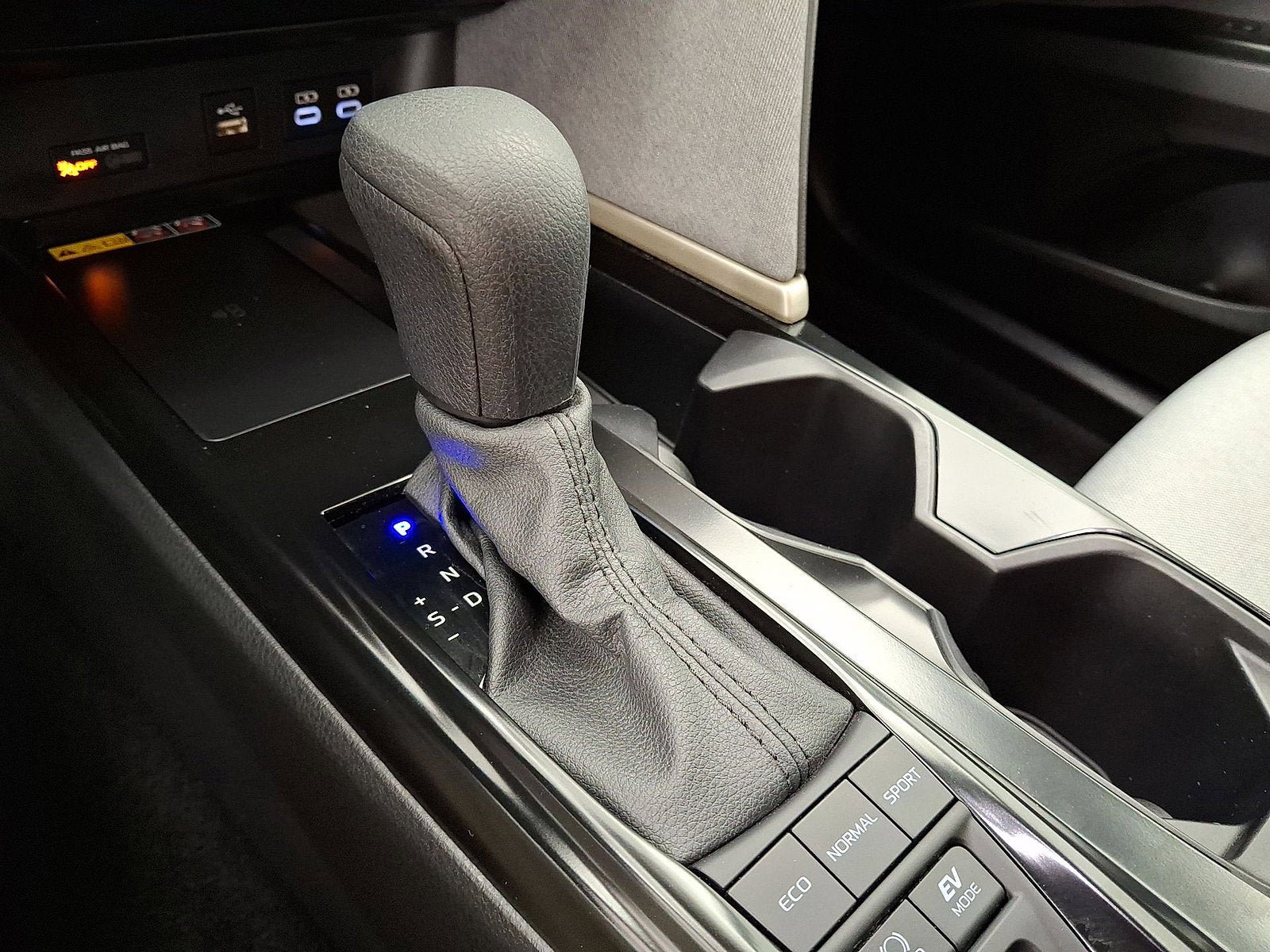 Used 2025 Toyota Camry LE w/ Convenience Package FWD image 4