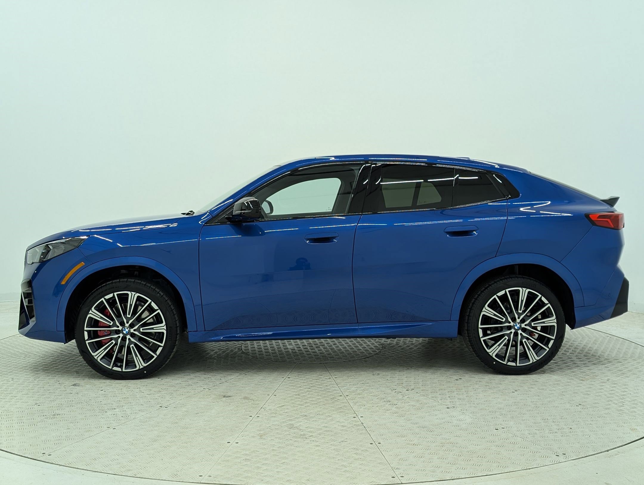 New 2026 BMW X2 xDrive28i w/ Technology Package AWD/4WD image 2