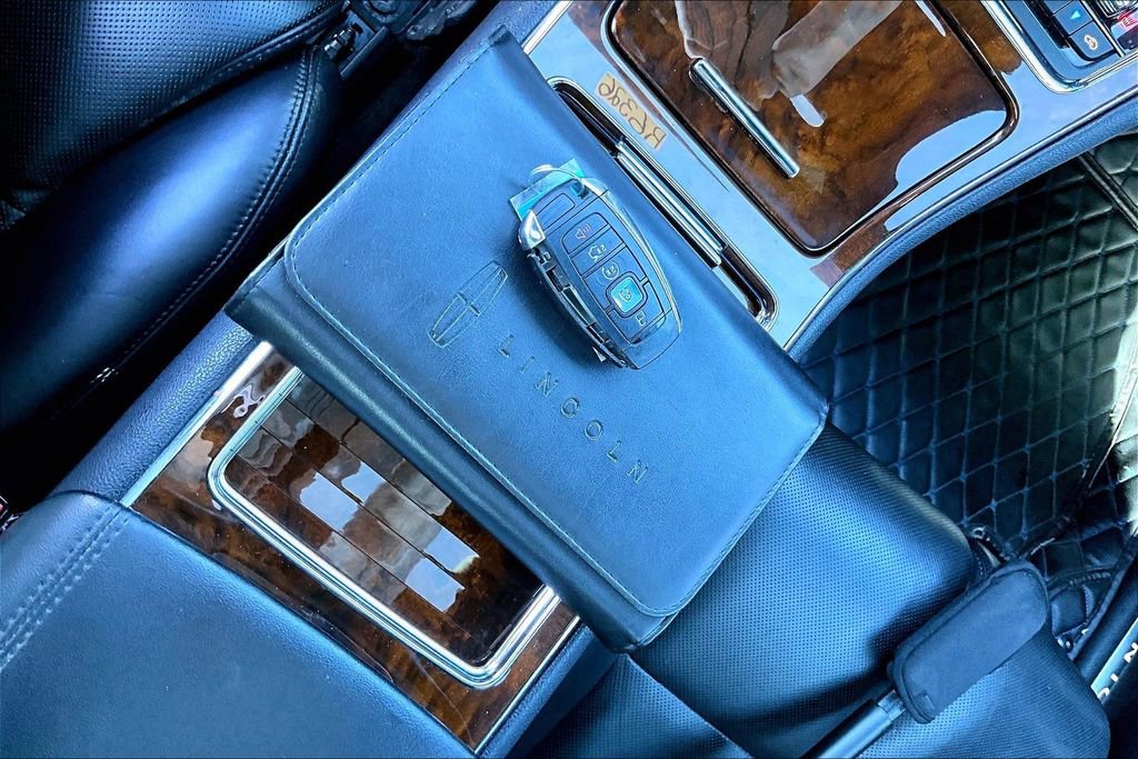 Used 2017 Lincoln Continental Select image 11