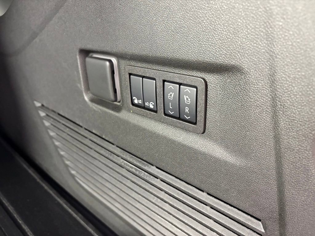 Used 2025 GMC Yukon XL Denali w/ Sun & Power Step Package image 34