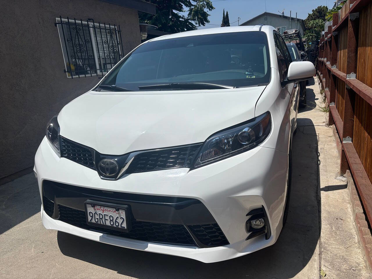 Used 2020 Toyota Sienna SE w/ Carpet Mat Package FWD image 4