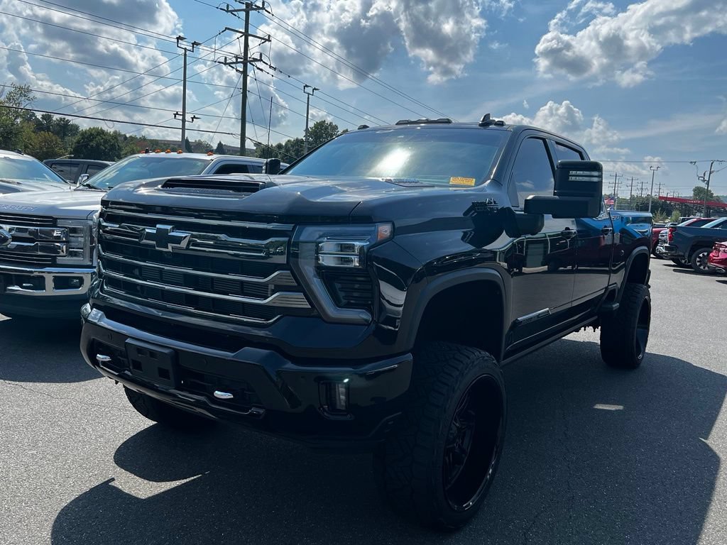 Used 2024 Chevrolet Silverado 2500 High Country w/ High Country Premium Package AWD/4WD image 3