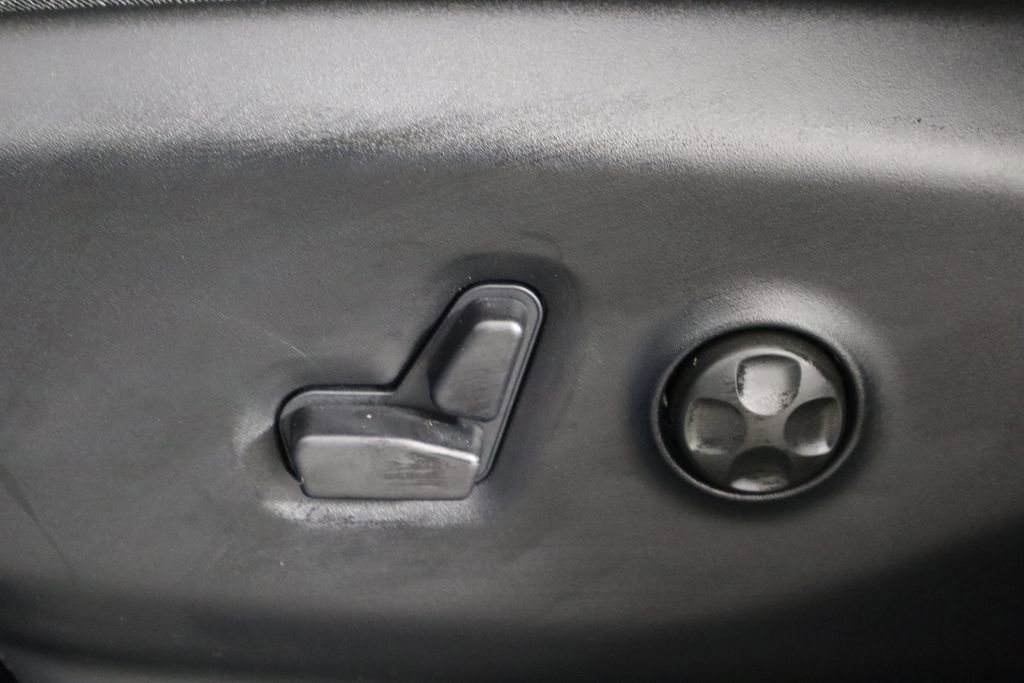 New 2026 Chrysler Pacifica Limited w/ Uconnect Theater Family Group image 24