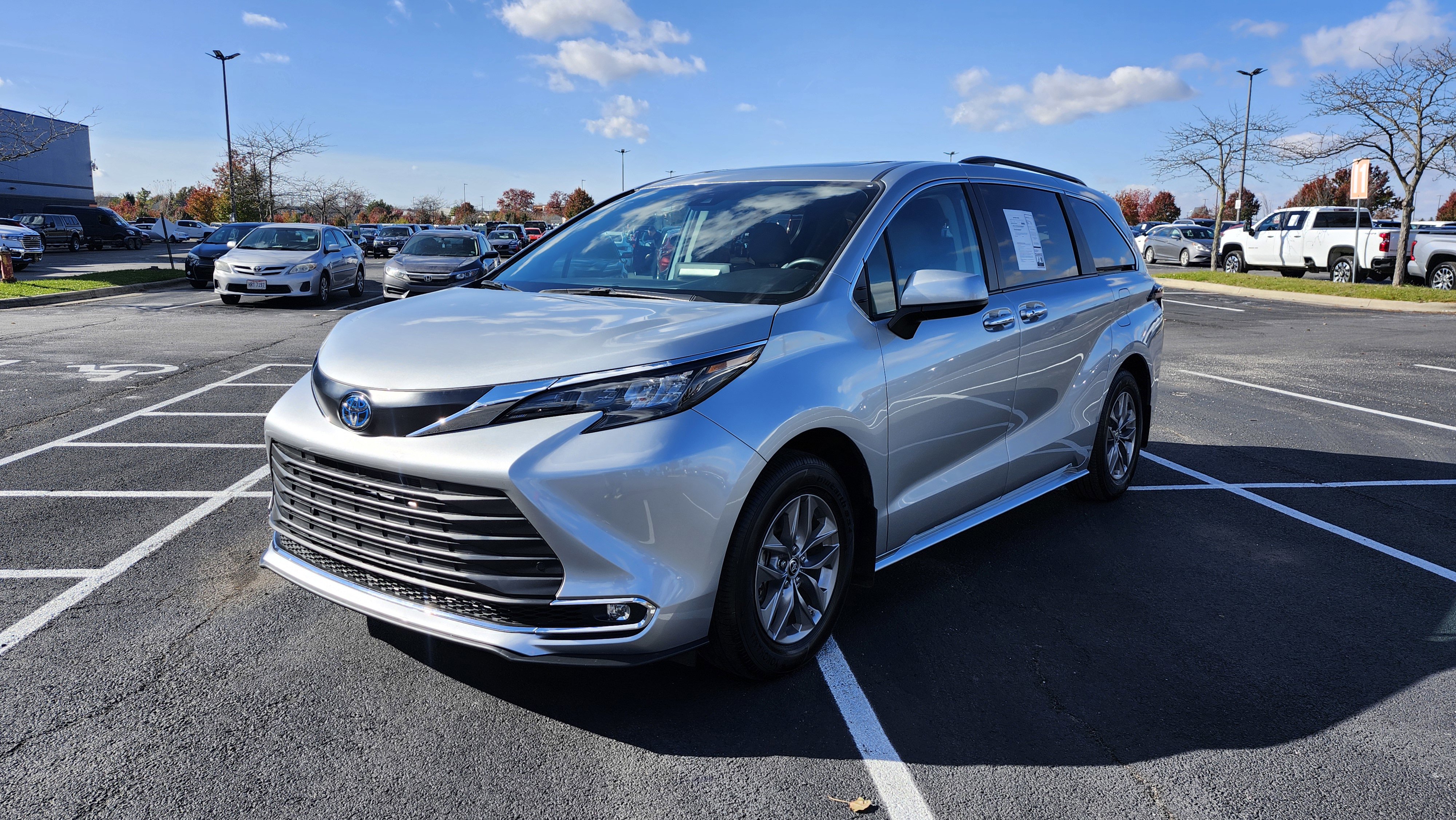 Used 2024 Toyota Sienna XLE w/ XLE Plus Package image 3