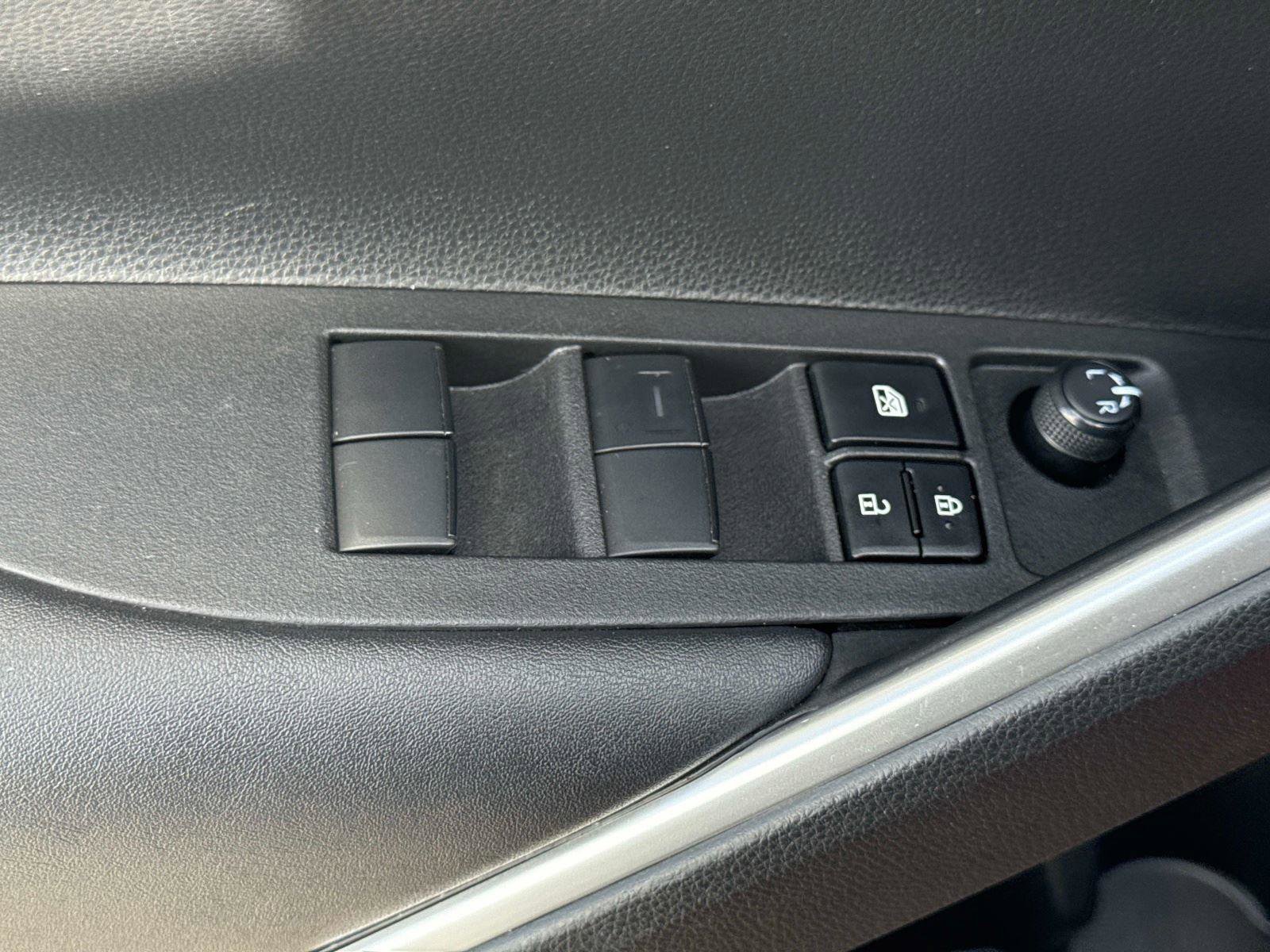 Used 2023 Toyota Corolla Cross LE w/ Moonroof Package image 17