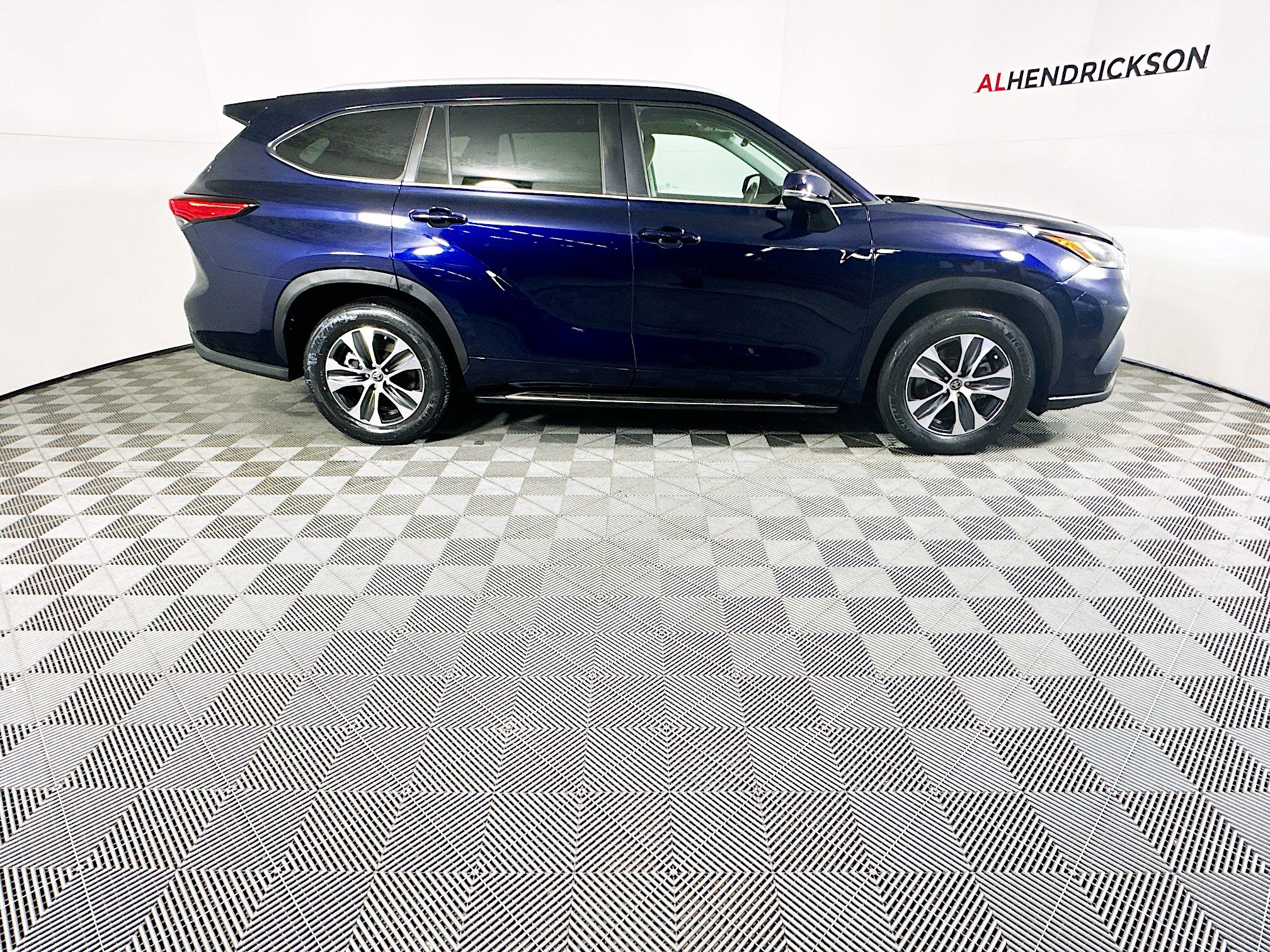 Used 2023 Toyota Highlander XLE image 2