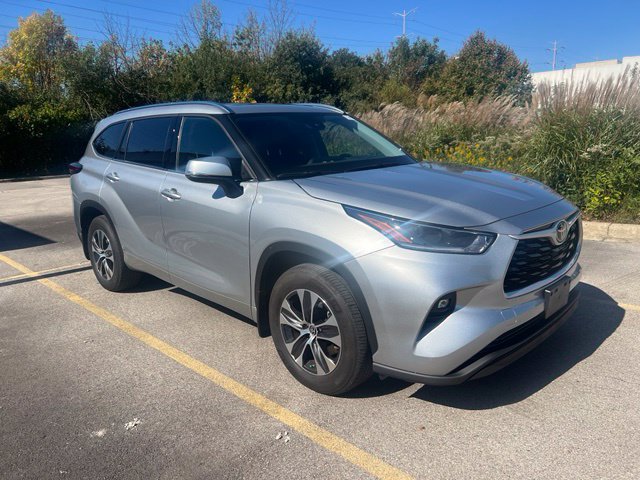 Used 2021 Toyota Highlander XLE AWD/4WD image 4