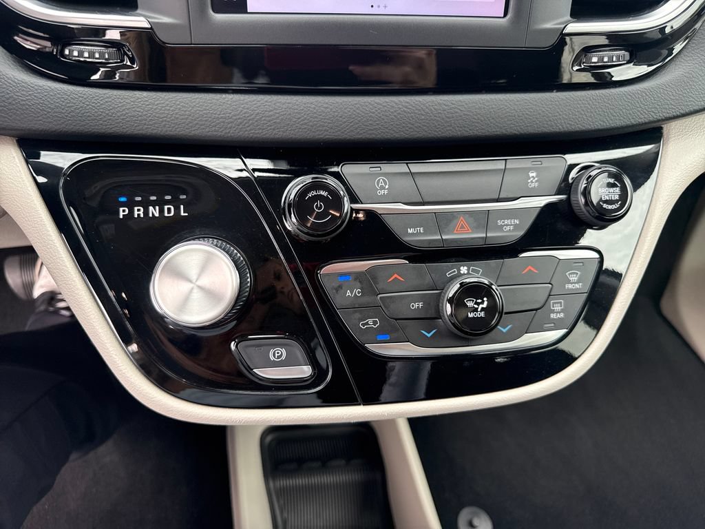 Used 2023 Chrysler Voyager LX FWD image 32