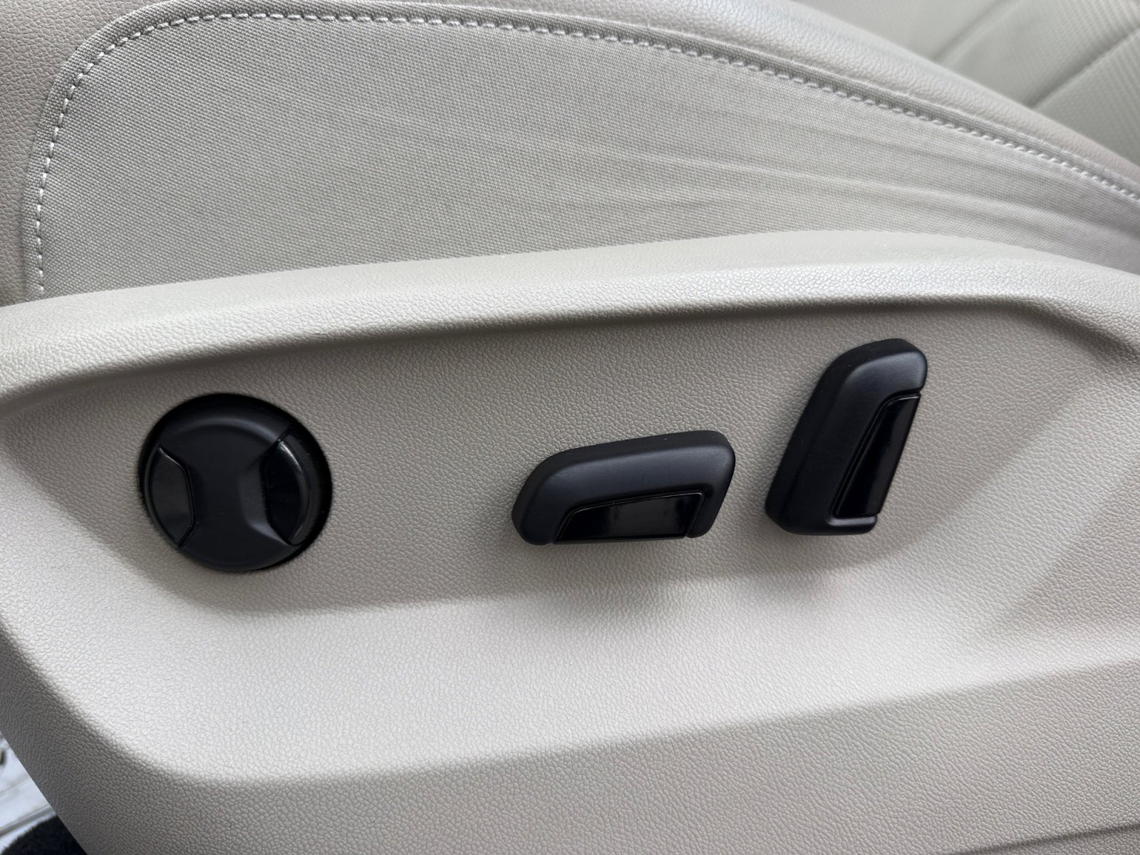 Used 2024 Volkswagen Atlas SE w/ Panoramic Sunroof Package AWD/4WD image 14