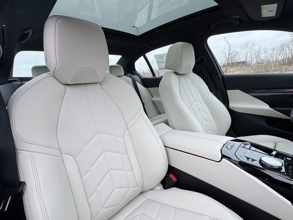 New 2026 BMW 550e xDrive w/ Premium Package image 27