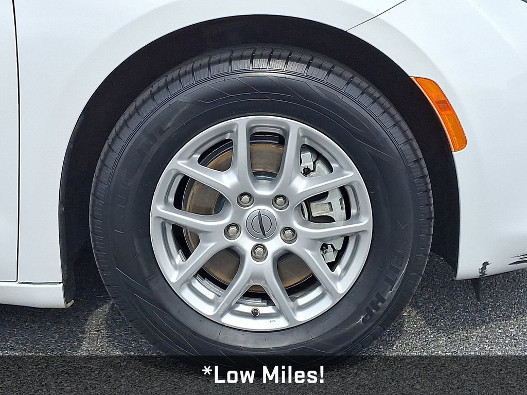 Used 2022 Chrysler Voyager LX image 9