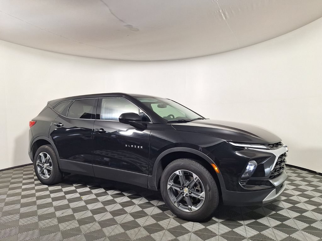 Used 2025 Chevrolet Blazer LT FWD image 3