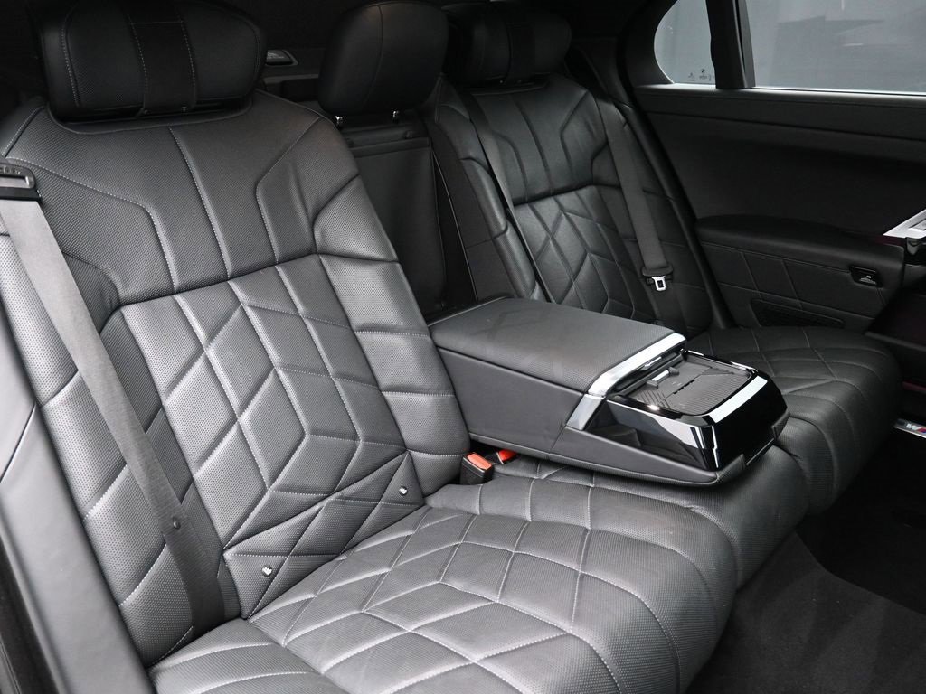 Used 2023 BMW i7 xDrive60 w/ Executive Package 2 image 26