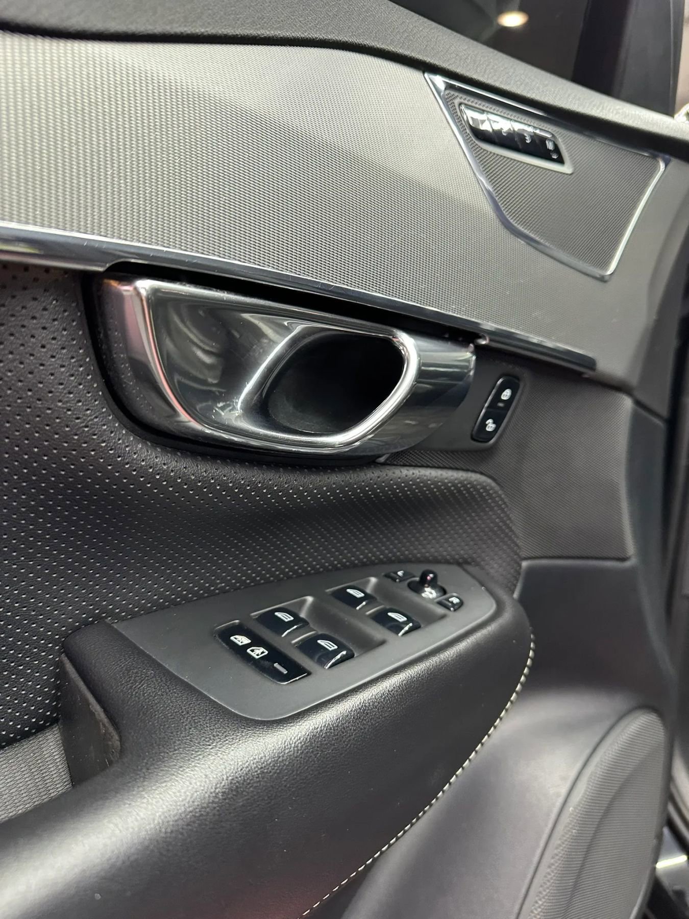 Used 2016 Volvo XC90 T5 R-Design FWD image 9