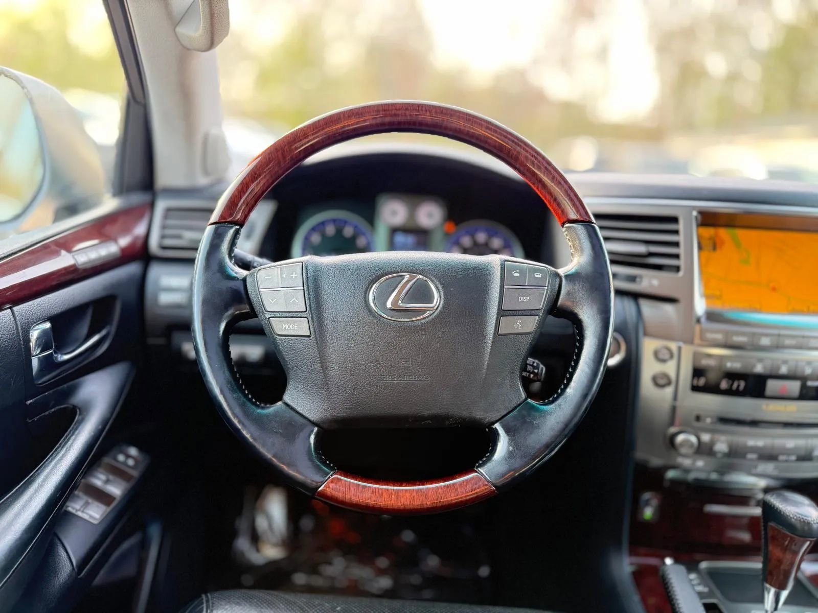 Used 2011 Lexus LX 570 4WD w/ Luxury Pkg image 15