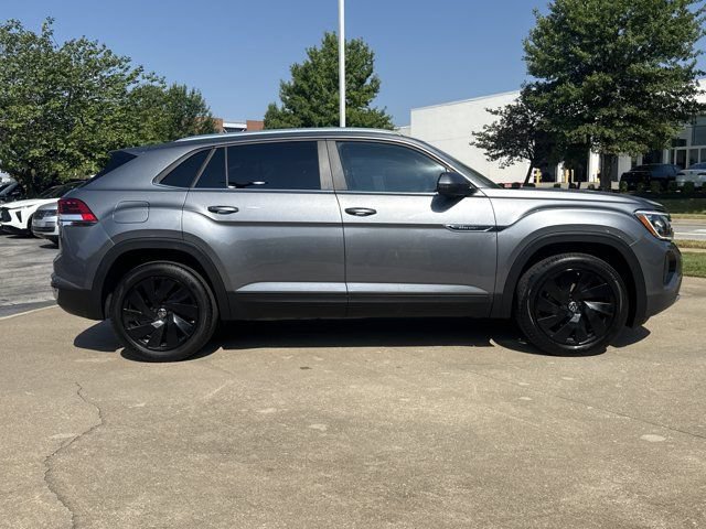 Used 2024 Volkswagen Atlas Cross Sport SE AWD/4WD image 2