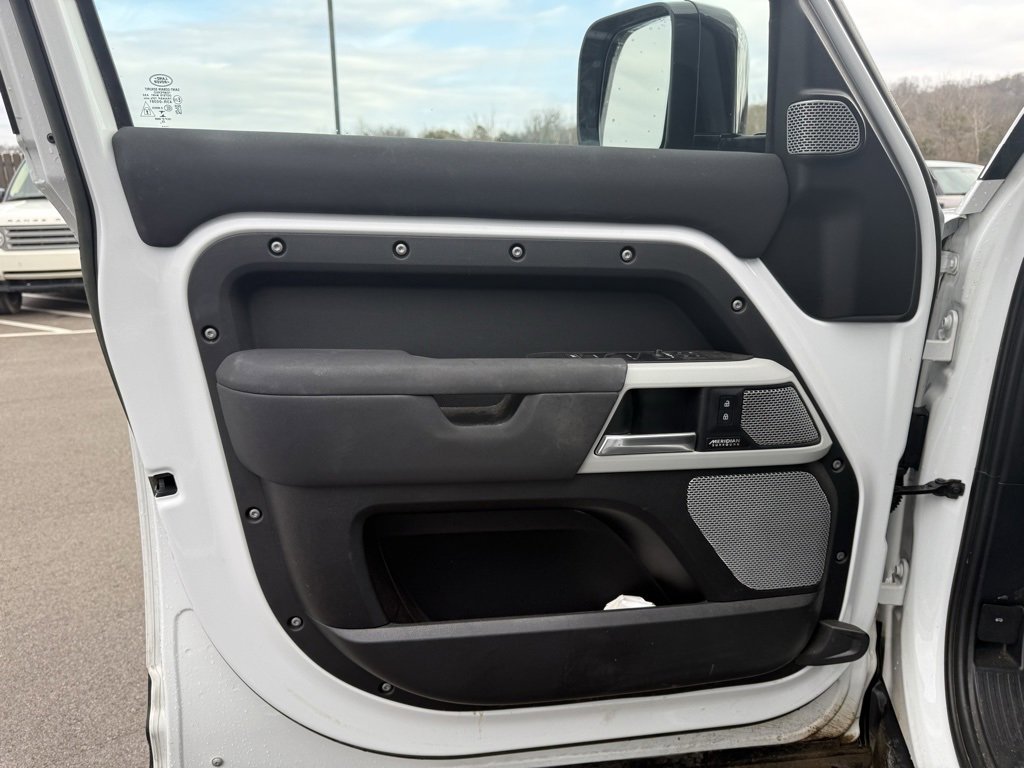 Used 2023 Land Rover Defender 130 X-Dynamic SE image 21