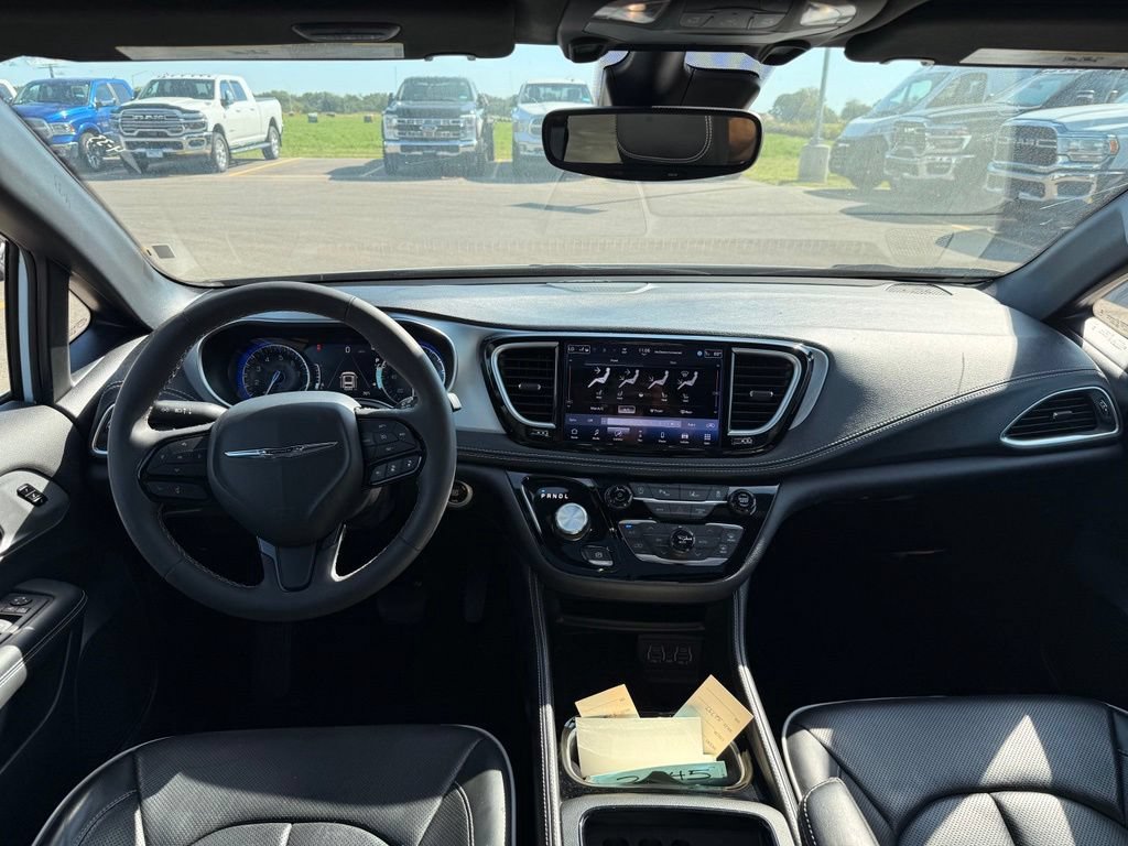 Used 2025 Chrysler Pacifica Limited FWD image 8