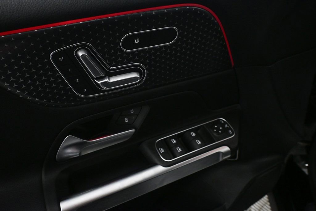 Used 2025 Mercedes-Benz GLB 250 image 8