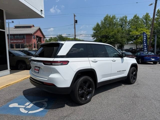 Used 2023 Jeep Grand Cherokee Altitude AWD/4WD image 7