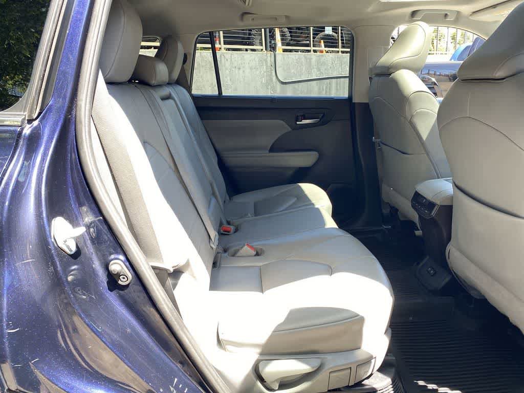 Used 2021 Toyota Highlander XLE AWD/4WD image 18