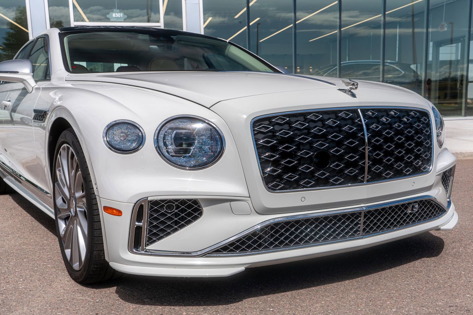 Certified 2025 Bentley Flying Spur Plug-In Hybrid image 2