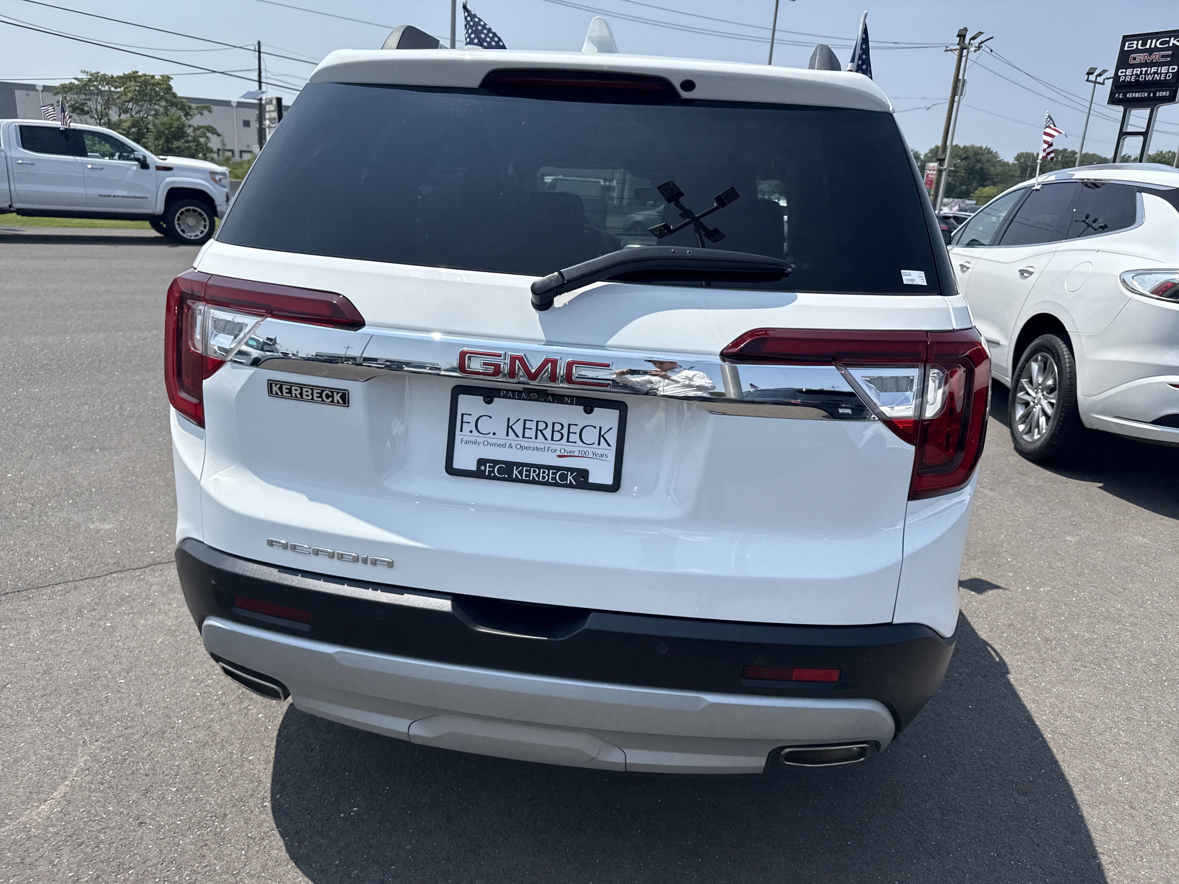 Certified 2022 GMC Acadia SLE w/ Driver Convenience Package image 7