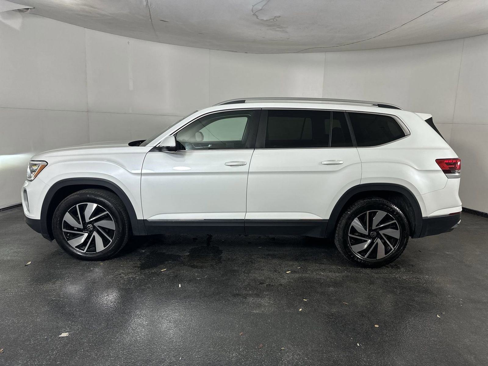 Used 2025 Volkswagen Atlas SEL AWD/4WD image 5