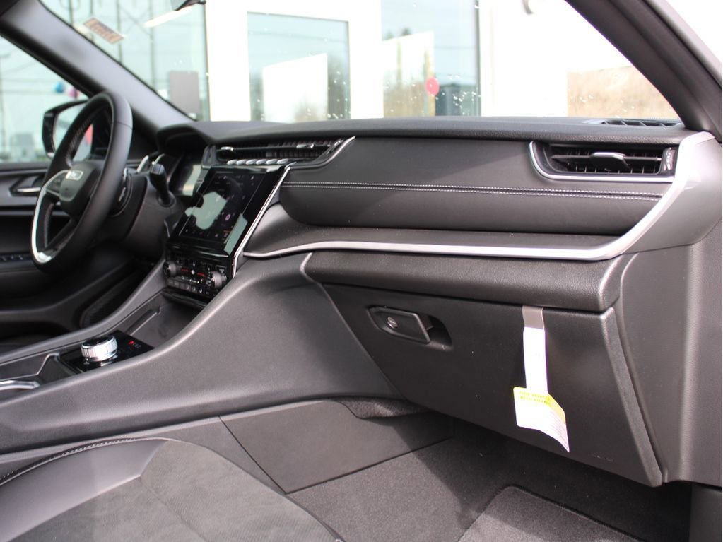 New 2025 Jeep Grand Cherokee Altitude image 25