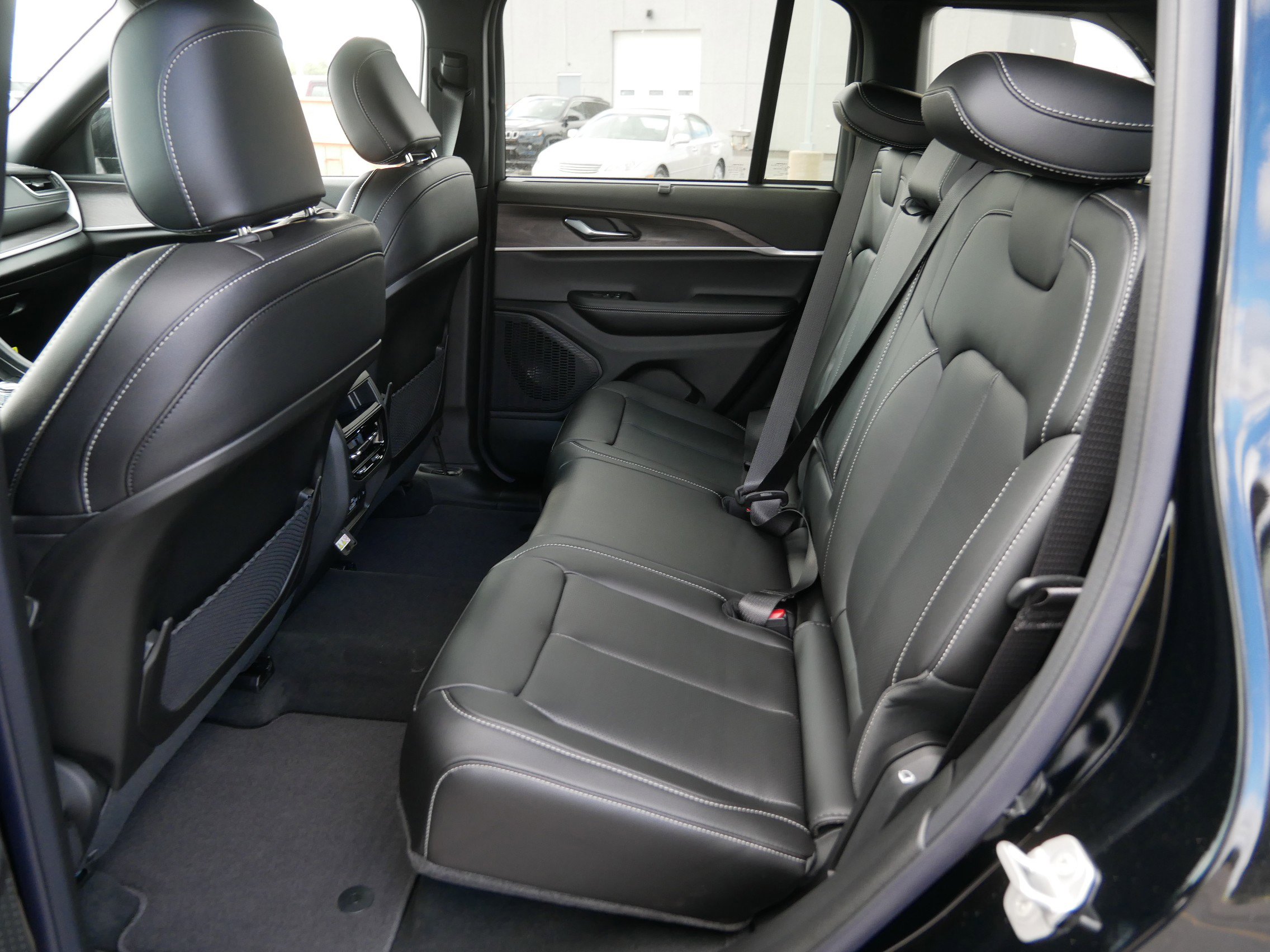 New 2025 Jeep Grand Cherokee Limited w/ Luxury Tech Group II image 8