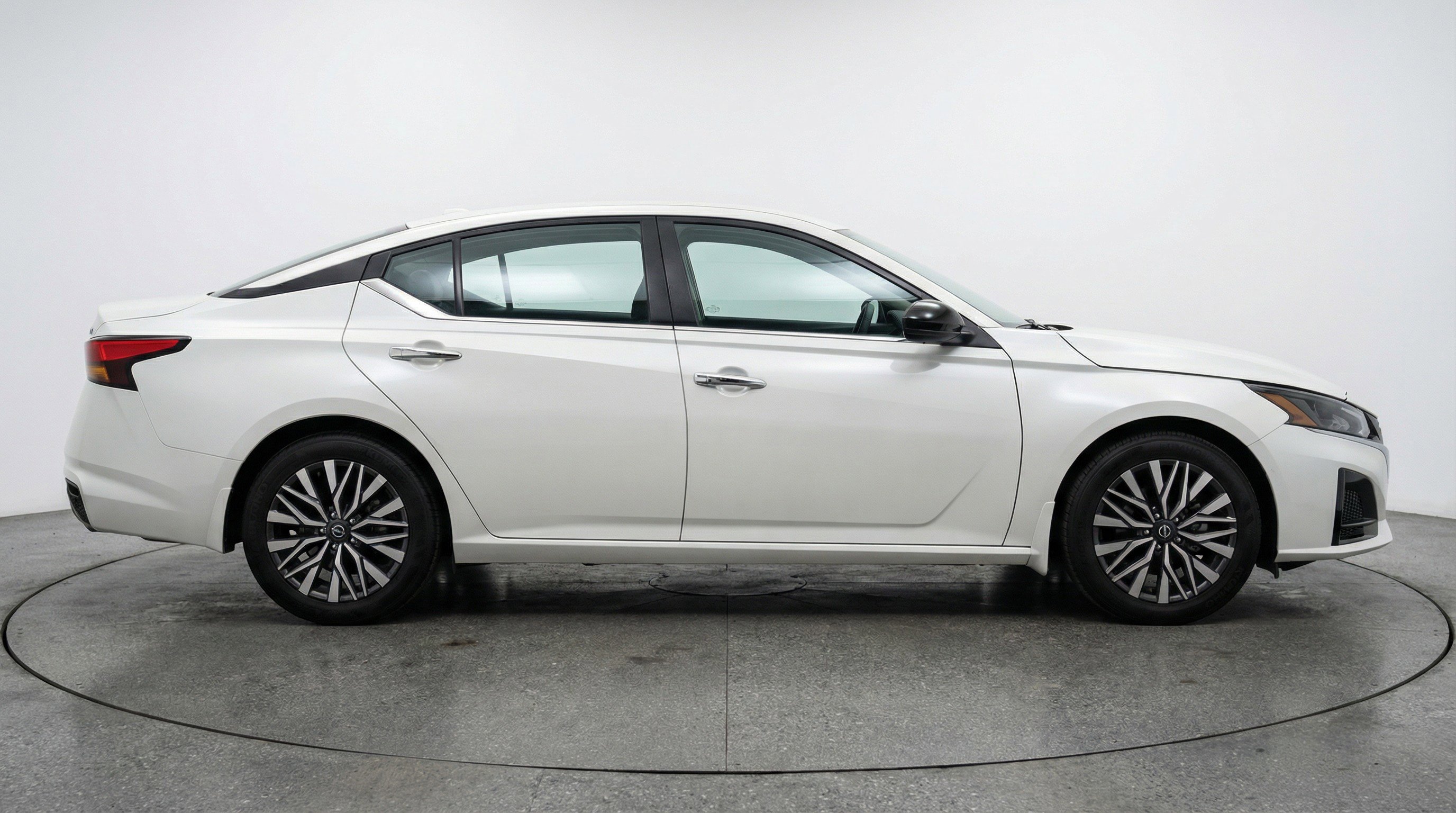 Used 2025 Nissan Altima 2.5 SV image 11