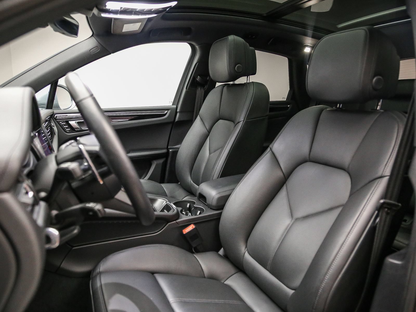 Certified 2026 Porsche Macan AWD/4WD image 5