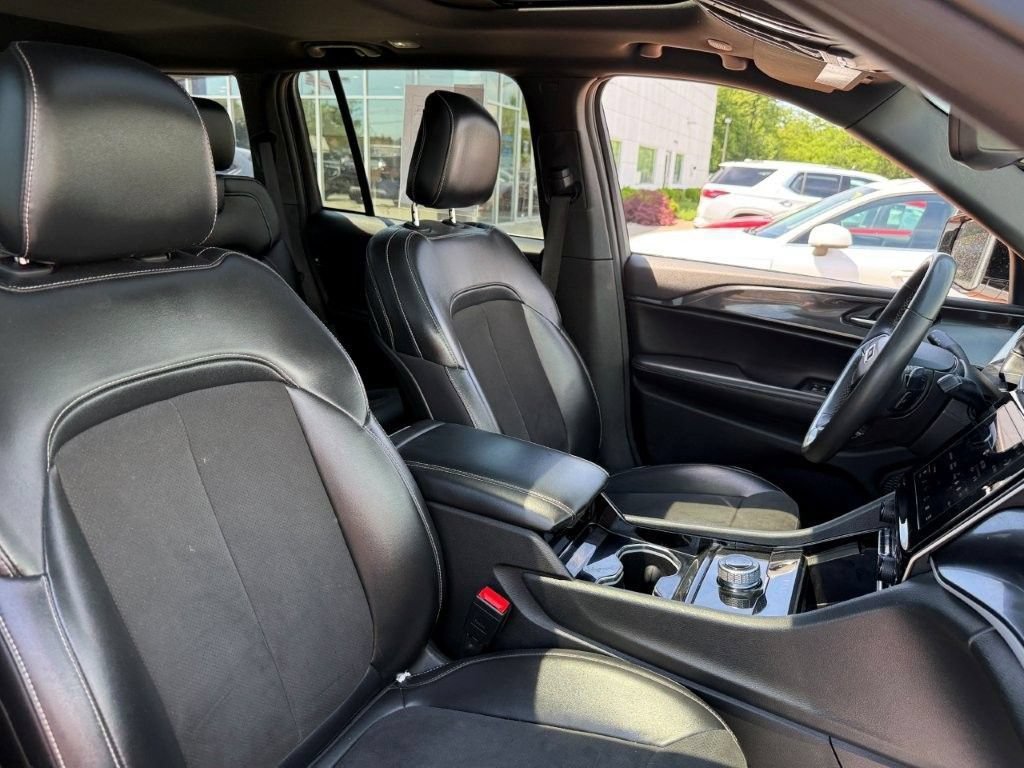 Used 2023 Jeep Grand Cherokee Altitude AWD/4WD image 17