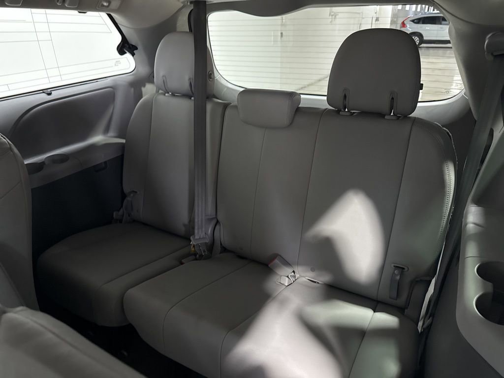 Used 2018 Toyota Sienna XLE Premium w/ Carpet Mat Package image 38