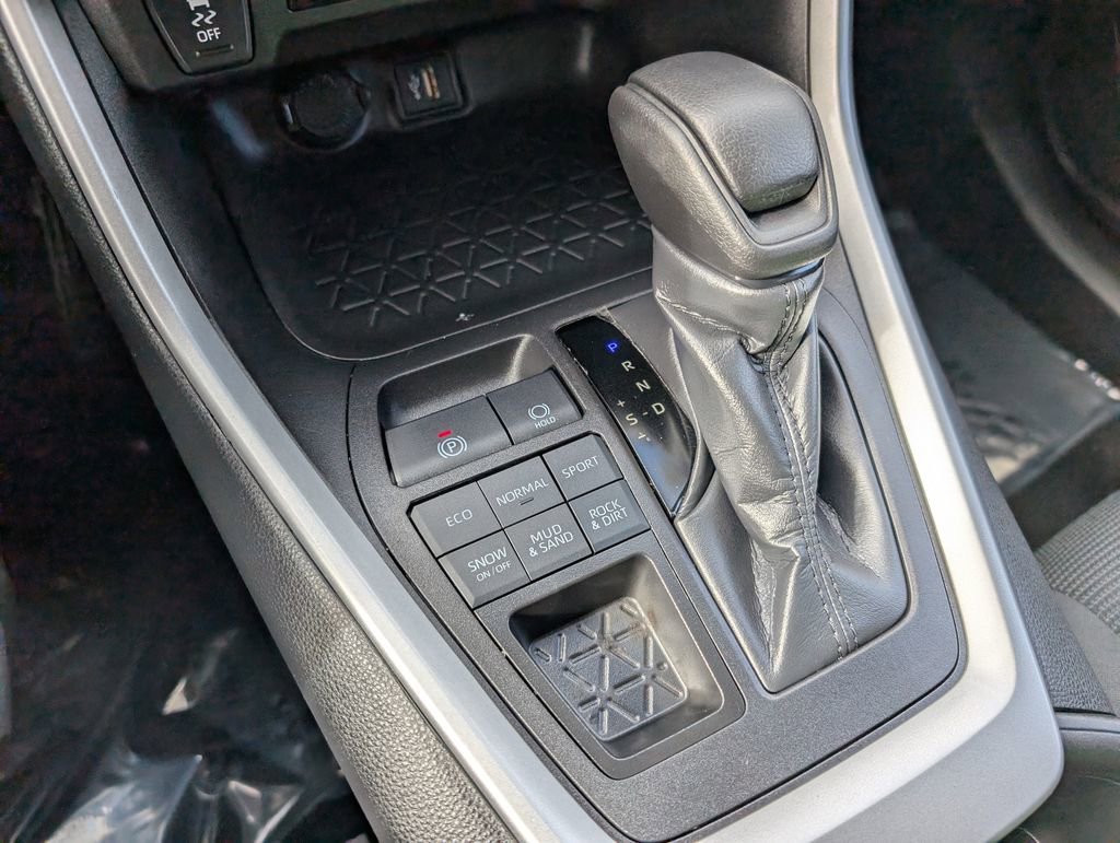 Used 2024 Toyota RAV4 LE image 20
