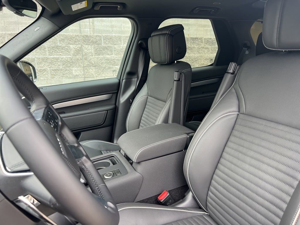 Used 2024 Land Rover Discovery Dynamic SE image 12
