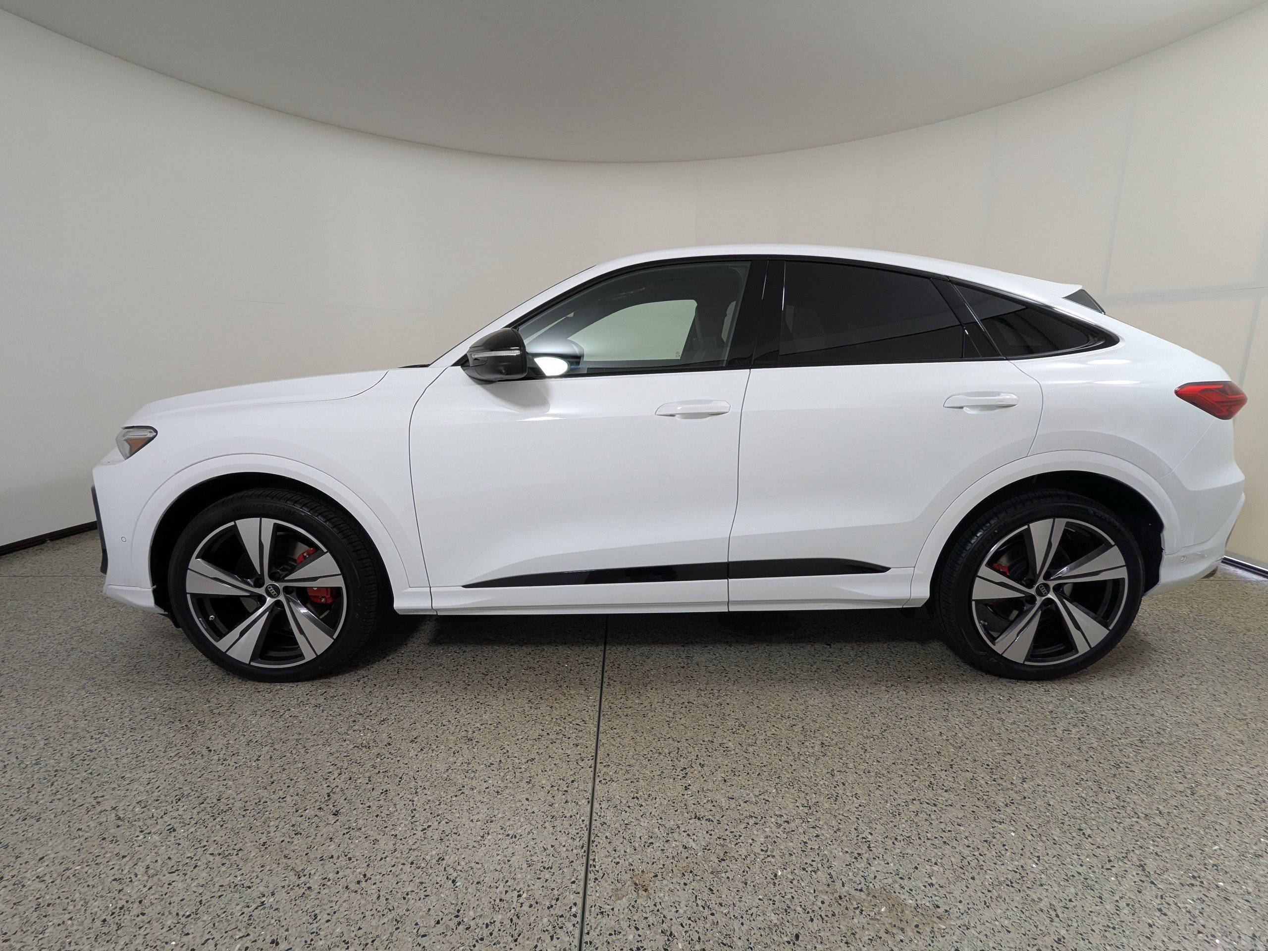 New 2026 Audi SQ5 Prestige AWD/4WD image 4