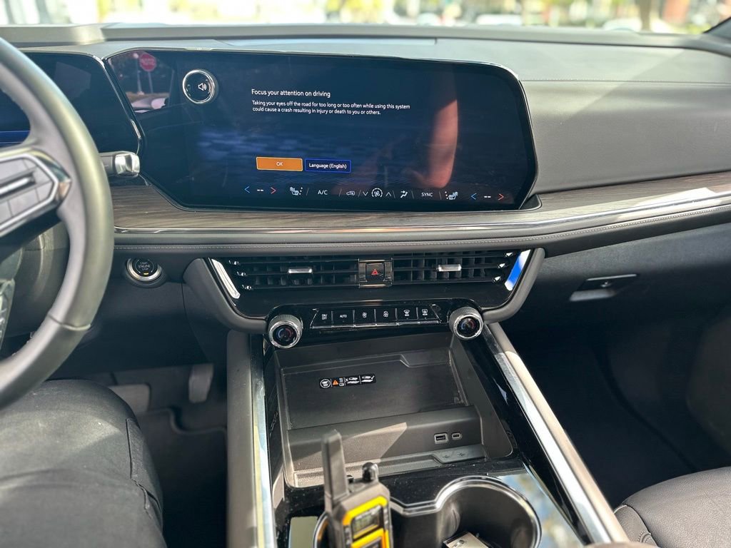 Used 2025 Chevrolet Suburban Z71 image 9