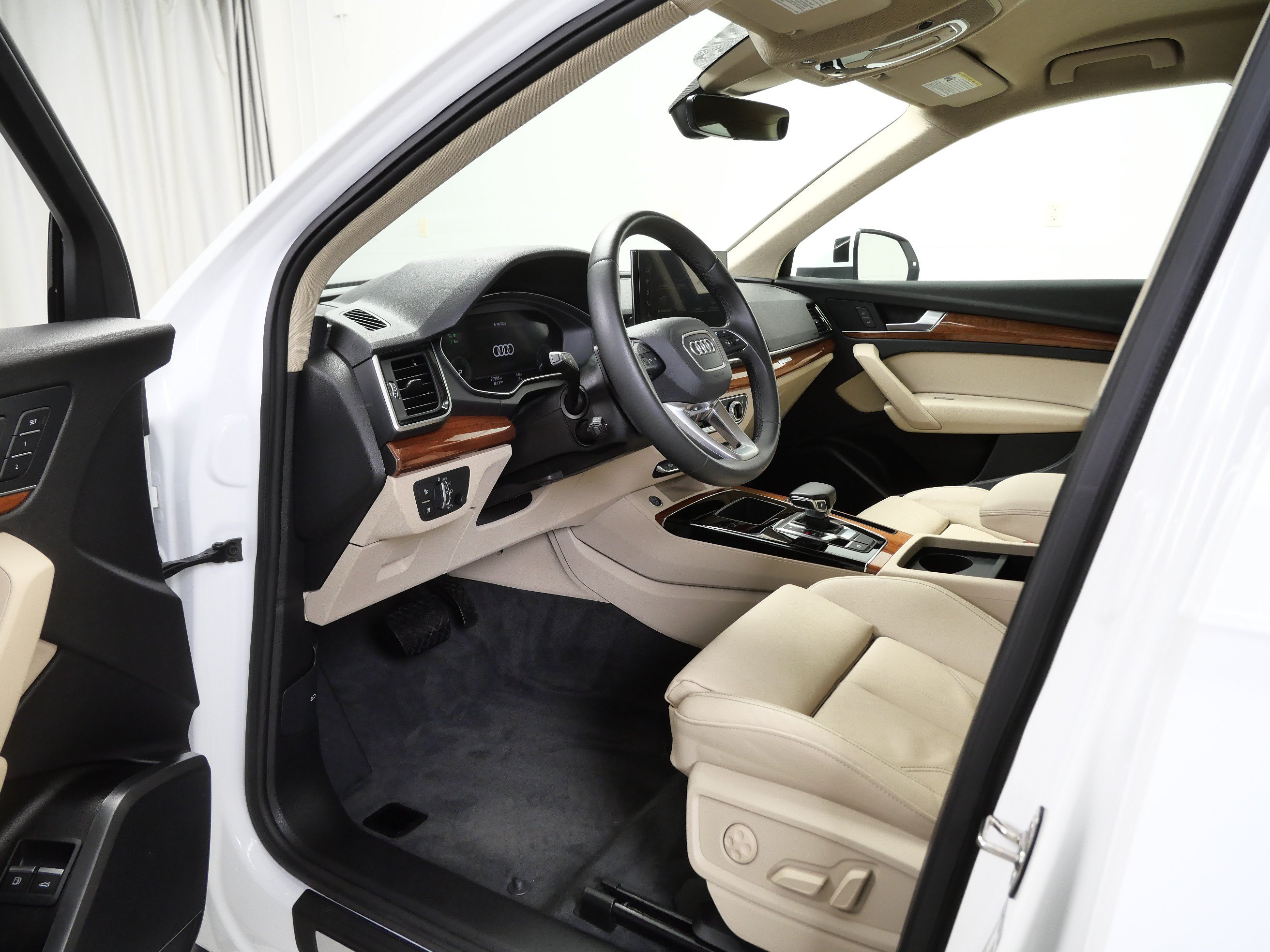 Used 2023 Audi Q5 e Premium w/ Convenience Package AWD/4WD image 14