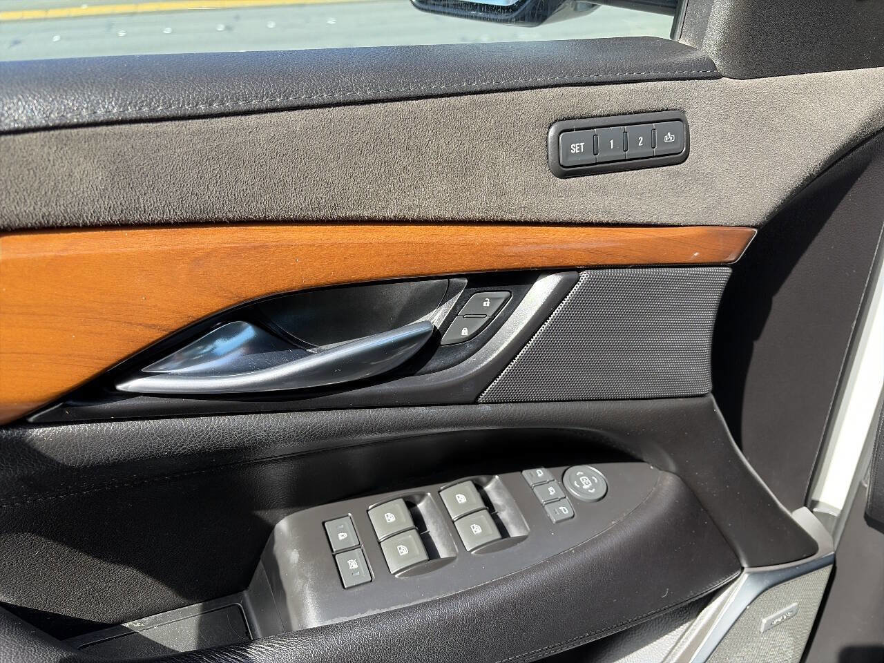 Used 2018 Cadillac Escalade Luxury AWD/4WD image 42