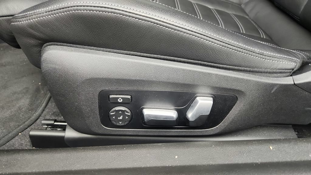Used 2023 BMW M2 w/ Lighting Package RWD image 14