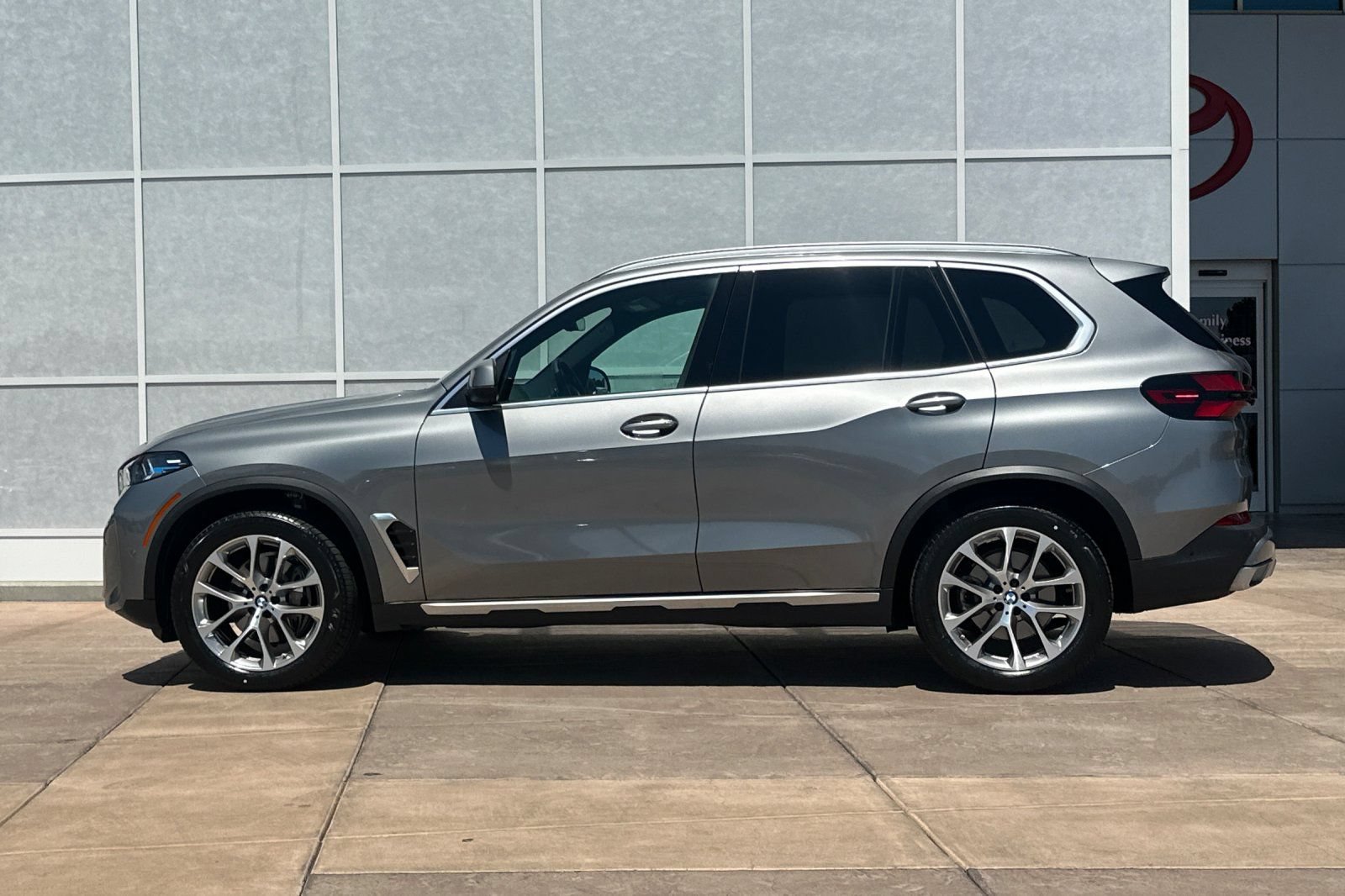 Used 2024 BMW X5 xDrive40i w/ Premium Package AWD/4WD image 7